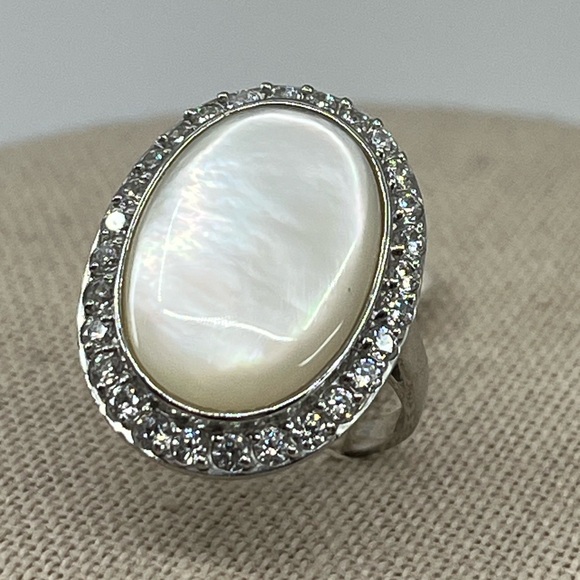 Vintage Mother-of-Pearl Oval Ring with Cubic Zirconia Halo – Size 7 - Picture 3 of 16